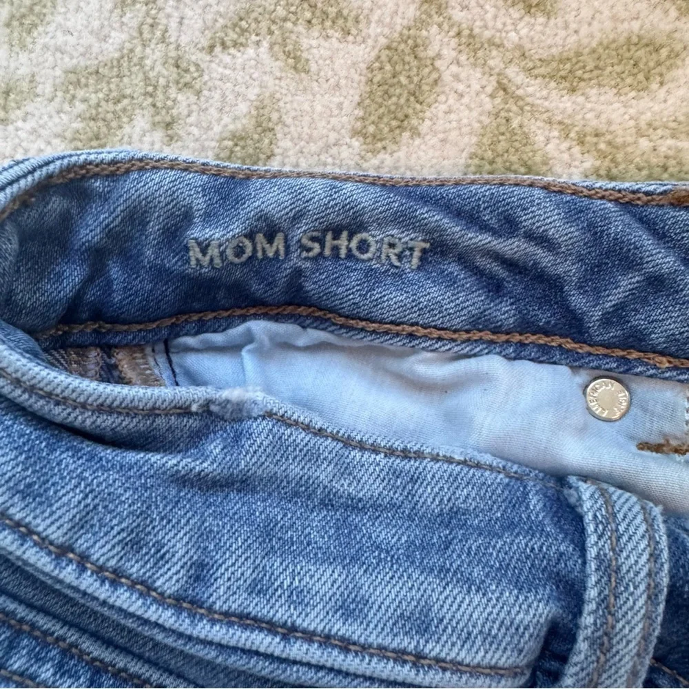 American Eagle Mom Short Jean Shorts Medium Wash Size 0 - Picture 3 of 6